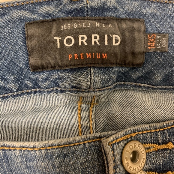 *SOLD* 🌺HP🌺 Torrid ripped jeggings - Picture 2 of 4